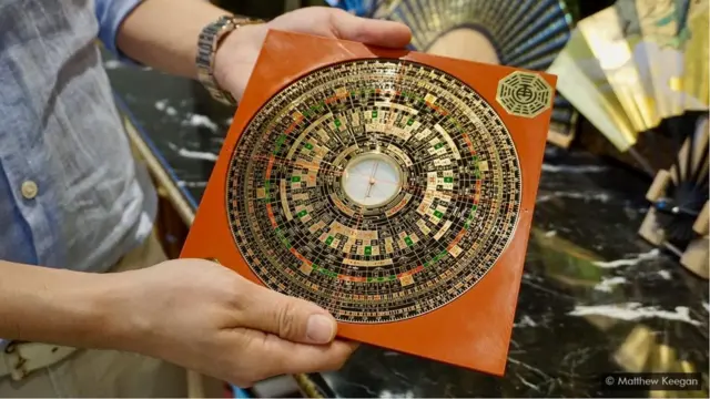 風水羅盤被從業者用來確定建築、地點或物品的凖確方向。