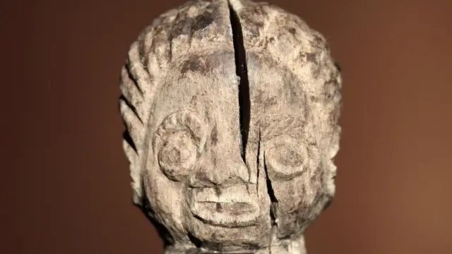 تمثال خشبي يجسد داء الشقيقة