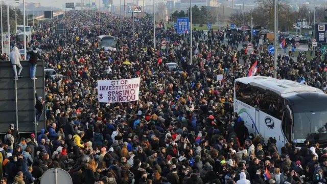 Blokada kod Sava centra u Beogradu protekla je bez većih incidenata, osim pred kraj kada je grupa momaka bakljama gađala okupljene.