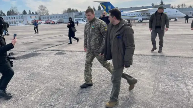 ယူကရိန်းစည်းလုံးခြင်းနေ့မှာ နိုင်ငံတဝန်းလှည့်လည်နေတဲ့ ယူကရိန်းသမ္မတ