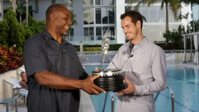 穆雷从伦诺克斯·刘易斯手中接过奖座