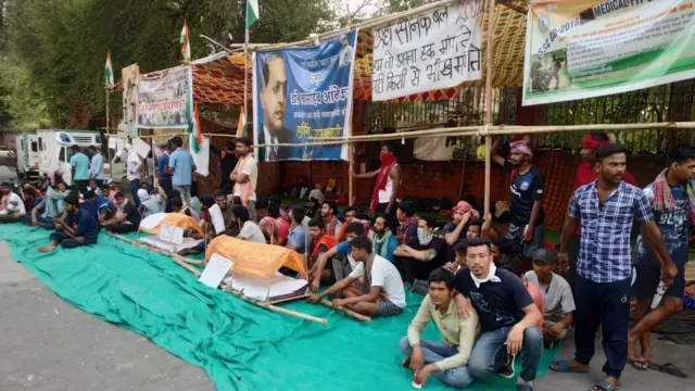 पदयात्रा कर रहे छात्र