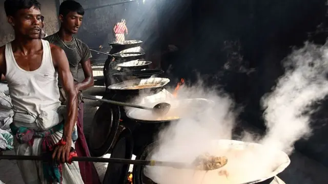 বাঙালির রসুইখানায় পেঁয়াজের সগৌরব অবস্থান কতদিন থাকবে তা বলা মুশকিল।