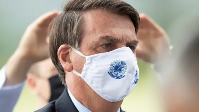 Jair Bolsonaro usando máscara