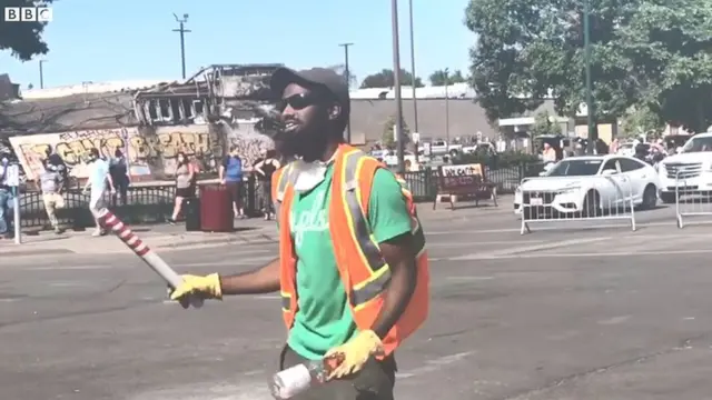 Nin Soomaali ah oo u shaqeynaya sida booliska waddooyinka kala haga