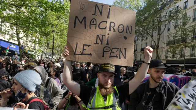 Một người biểu tình cầm tấm biển có nội dung "Không Macron hay Le Pen" vào ngày 16 tháng 4 năm 2022 ở Paris