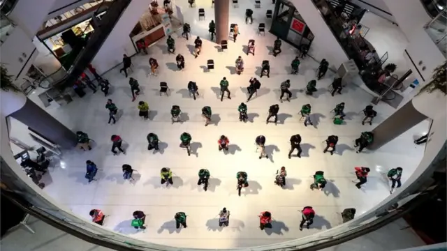 ประชาชนที่ต้องการซื้ออาหารจากศูนย์อาหารภายในห้างสรรพสินค้าเซ็นทรัล ปิ่นเกล้า กลับไปรับประทานที่บ้าน ต้องนั่งรอห่างกัน 1 เมตรระหว่างรอรับอาหาร