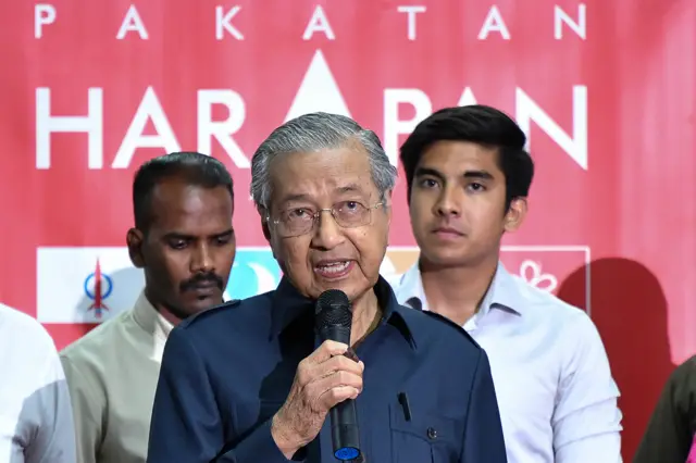 ไซเอ็ด ซาดิก ไซเอ็ด อับดุล ราห์มาน (ขวา) หัวหน้าปีกยุวชนพรรคสหประชาชนมาเลย์ หนึ่งในผู้อยู่เบื้องหลังชัยชนะของ ดร.มหาเธร์ ในการเลือกตั้งครังล่าสุด