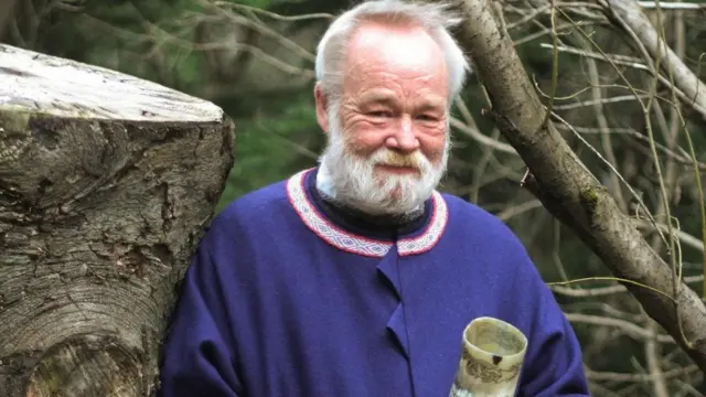 انتخب هيلمار أورن هيلمارسون لمنصب الكاهن الأعلى لتنظيم آساترو في عام 2003