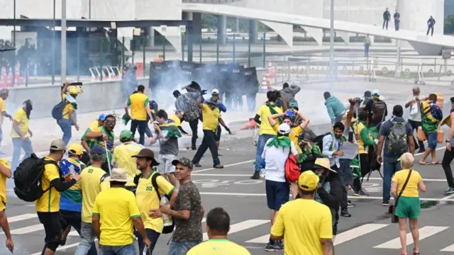 Policía repeliendo a manifestantes con gas pimienta.