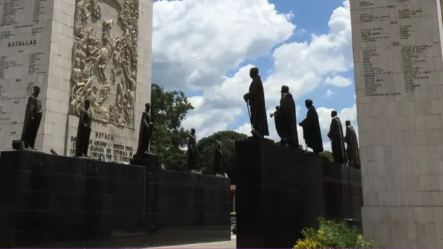 Estatuas del Paseo de los Próceres