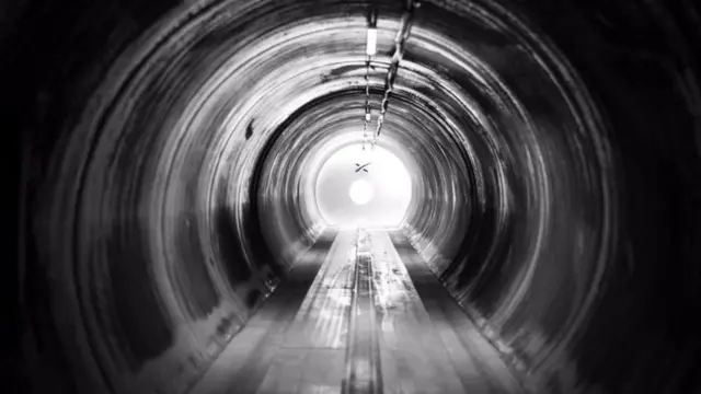 హైపర్లూప్ వ్యవస్థలో ప్రత్యేక సొరంగం ఒక భాగం. వాహనం ప్రయాణించేటప్పుడు గాలి కారణంగా ఎదురయ్యే నిరోధాన్ని, రాపిడిని తగ్గించేందుకు ఈ సొరంగంలో గాలి లేకుండా చేస్తారు.