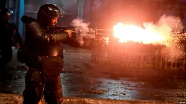 උද්ඝෝෂකයින් වෙත කඳුලු ගෑස් එල්ල කෙරිණි.