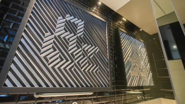 ผลงานที่จัดแสดงเหนืออ่างอาบน้ำ ในห้องพักโรงแรม W Bangkok