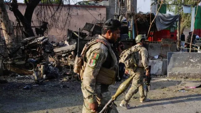 জালালাবাদের কেন্দ্রীয় কারাগারে তালেবানের হামলায় ২৯ জনের মৃত্যুর পর আফগান সৈন্যদের তৎপরতা, অগাস্ট ৩, ২০২০। শান্তি নিয়ে কথাবার্তা চললেও সহিংসতা অব্যাহত রয়েছে আফগানিস্তানে