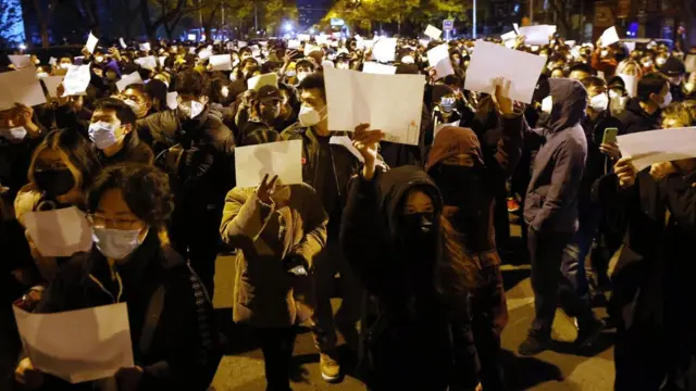 Manifestante portando una hoja en blanco en una manifestación en Pekín
