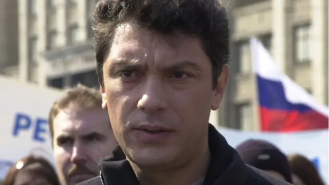 Борис Немцов у здания Госдумы