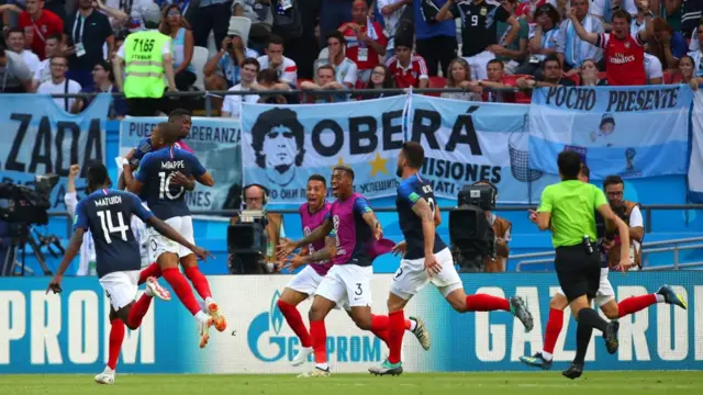 Les joueurs jubilent après une but marqué par Kylian Mbappé.