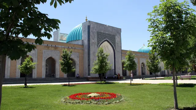 د امام بخاري ارامځای