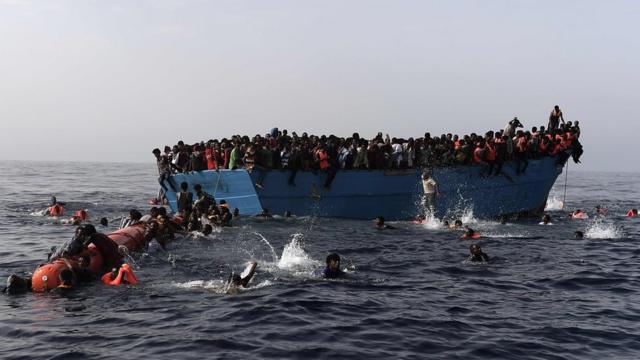 Imigrantes esperam ser resgatados por organização humanitária Proactiva Open Arms no Mediterrâneo