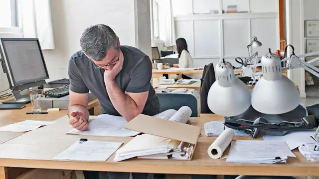 Una persona trabajando sobre un escritorio