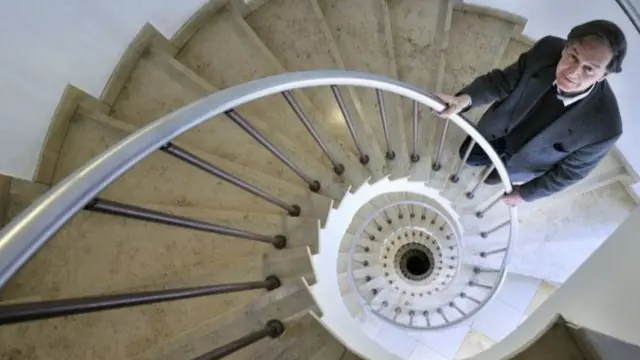 Profesör Roger Penrose kara deliklerin gerçekten varolabileceğini teorik olarak kanıtladı