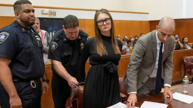 Anna Sorokin no tribunal sendo algemada