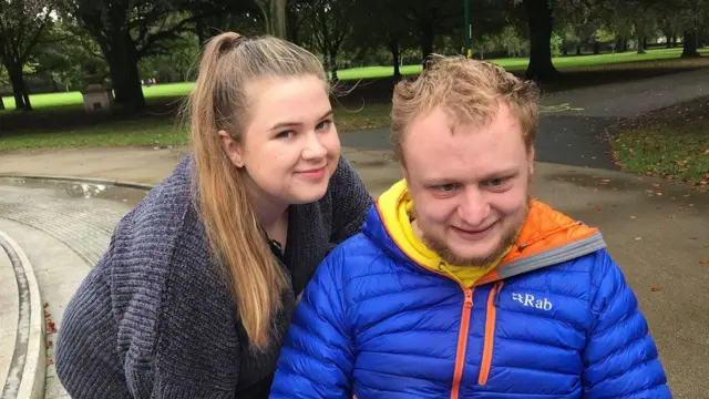 매튜와 그의 거동을 도와주는 밀리 나이트