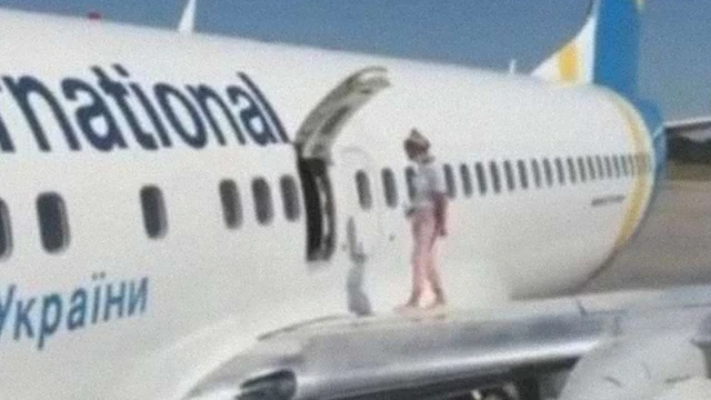 Жінка вилізла на крило літака. В МАУ пояснили, як так сталося
