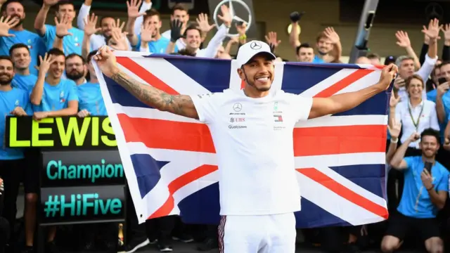 Lewis cùng đội đua Mercedes vô địch sau chặng đua ở Mexico hôm 28/10