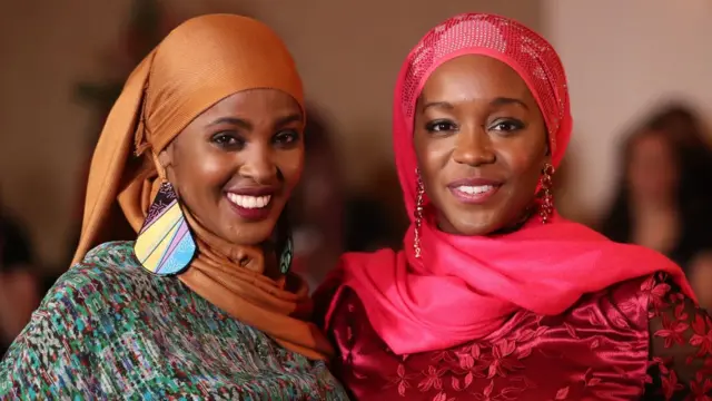 A rekọja okun si Dublin ni Ireland, nibiti ajafẹtọ ara ilu ni Somalia Ifrah Ahmed (lapa alaafia) duro pẹlu Naomi King, ẹniti o nṣere rẹ ninu fiimu tuntun kan nipa igbesi aye rẹ ati ipolongo ati dẹkun didabẹ f'obirin.