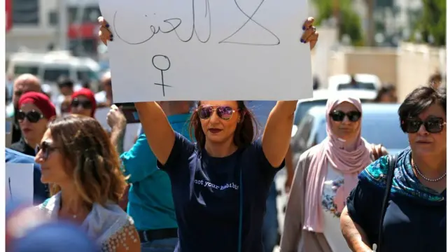 وقفة احتجاجية أمام مقر مجلس الوزراء الفلسطيني في مدينة رام الله