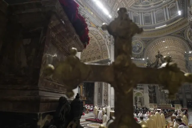 مراسم تر ډېره نیمه شپه پیلېږي، خو سږ کال د تګ راتګ د ځانګړو مقرراتو له امله ژر ترسره شول. هر کال زرګونه کسان دې مراسمو کې وي، خو سږ کال پکې سل کسان وو.