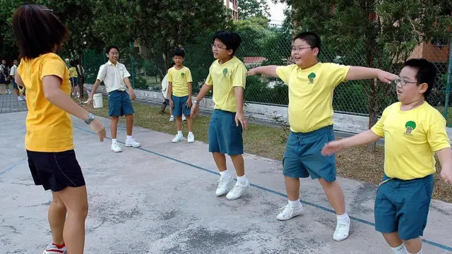 સિંગાપોરમાં કસરત કરતા બાળકો