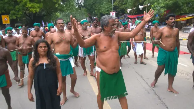 மத்திய, மாநில அரசுகள் மீது புகார் கூறும் விவசாயிகள்