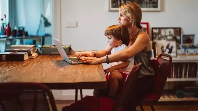 مرأة تعمل من المنزل