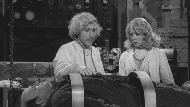 Imagen de la película El joven Frankestein (1974).