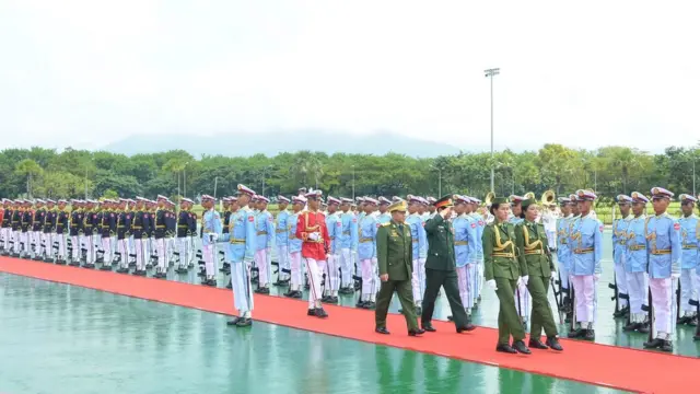 ဂုဏ်ပြုတပ်ဖွဲ့ကို စစ်ဆေးနေတဲ့ ဗိုလ်ချုပ်မှူးကြီးမင်းအောင်လှိုင်နဲ့ ဗီယက်နမ်စစ်အရာရှိဦးစီးချုပ်