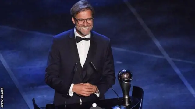 tabbabaraha Liverpool Jurgen Klopp ayaa isna ku guulaystay tababaraha ugu fiican sannadka.