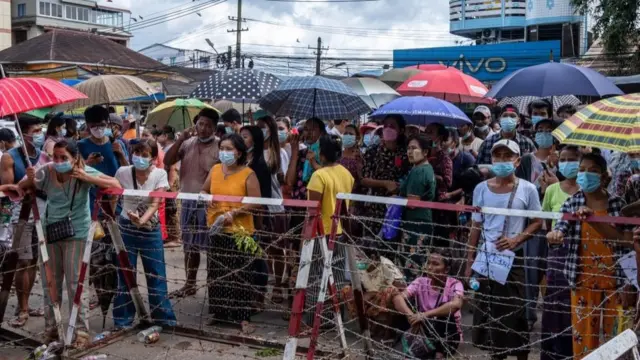 ပြီးခဲ့တဲ့ အောက်တိုဘာက လွတ်ငြိမ်းချမ်းသာခွင့်နဲ့ ပြန်လွတ်မယ့်သူတွေကို အင်းစိန်ထောင်ရှေ့မှာ မိသားစုတွေ စောင့်မျှော်နေ