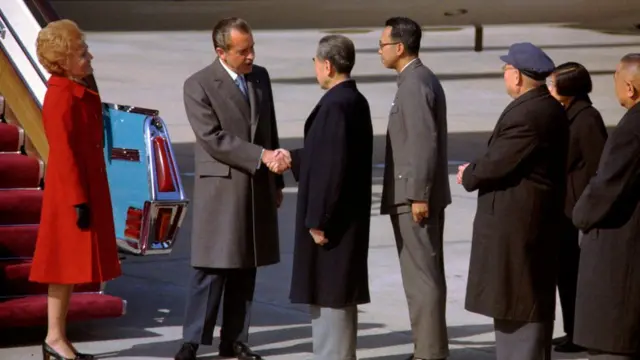 El expresidente de EE.UU. Richard Nixon saluda al premier chino Chou Enlai