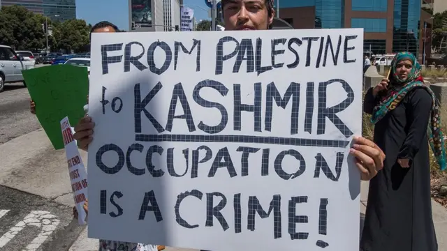 காஷ்மீர்: ``பக்ரீத் பற்றி யாருக்கு கவலை? எங்கள் குடும்பங்கள் குறித்தே அறிய நாங்கள் விரும்புகிறோம்.''