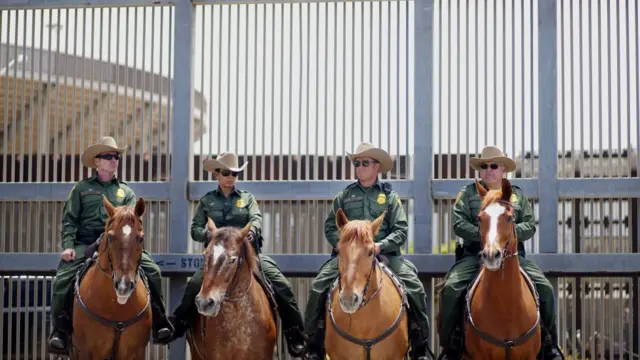 Agentes de la Patrulla Fronteriza de EE.UU. en San Ysidro, California.