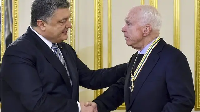 В 2016 году Петр Порошенко наградил Джона Маккейна орденом Свободы