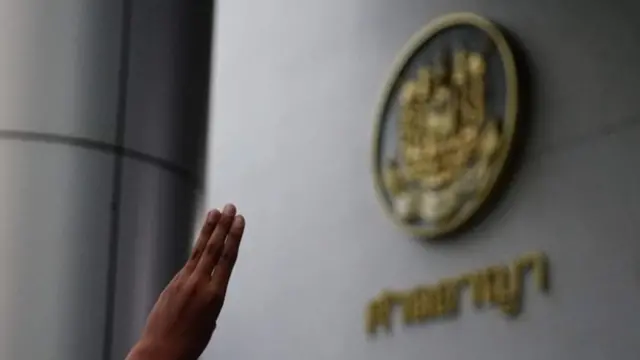 แนวร่วม "ราษฎร" แสดงสัญลักษณ์ประจำกลุ่ม ระหว่างติดตามการไต่สวนคำร้องขอประกันตัวแกนนำ