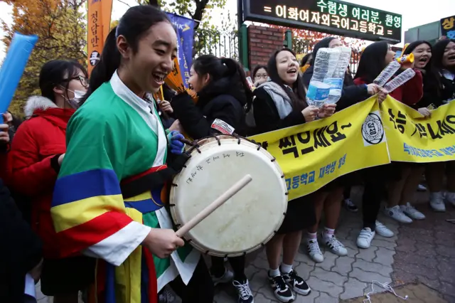 수험생을 응원하는 후배들의 모습