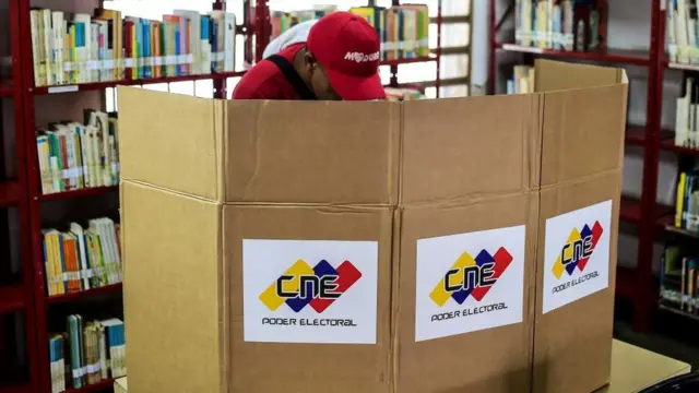 Un hombre vota en Venezuela