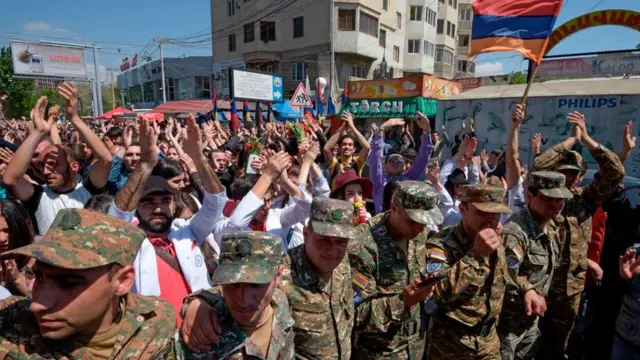 Военнослужащие и ликующие демонстранты