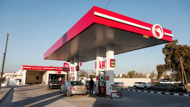 Kuzey Kıbrıs'ta bir benzin istasyonu