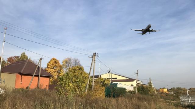 Самолет садится над деревней Перепечино